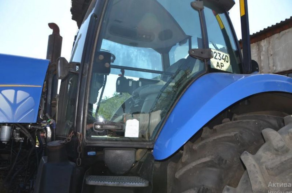 Oldtimer-Traktor des Typs New Holland T8040, Neumaschine in Куйбишеве (Bild 1)