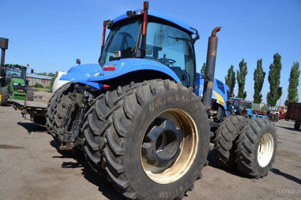 Oldtimer-Traktor des Typs New Holland T8040, Neumaschine in Куйбишеве (Bild 4)