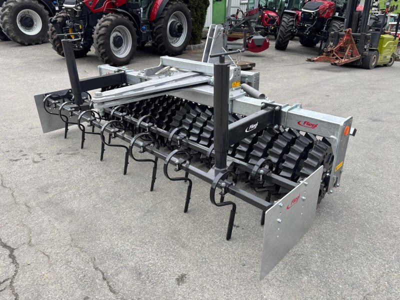 Packer & Walze Türe ait Fliegl Frontpackerwalze 3 m, Neumaschine içinde St. Marienkirchen