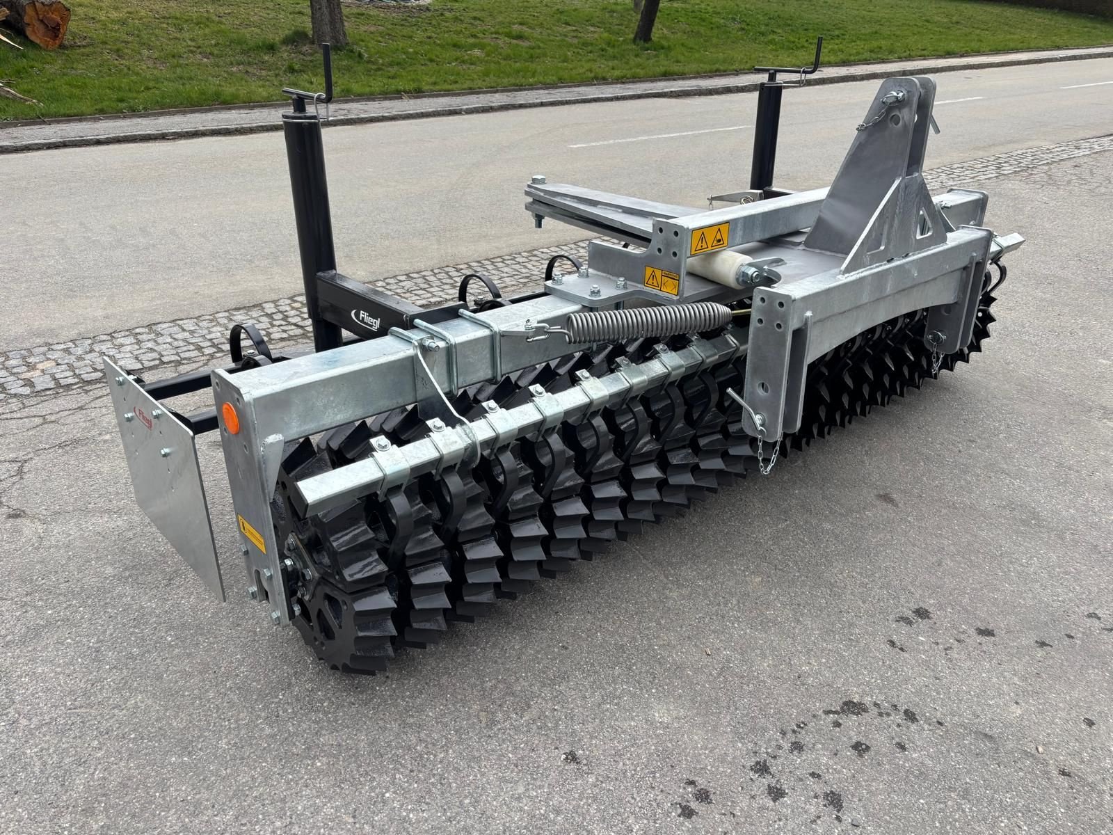 Packer & Walze типа Fliegl Frontpackerwalze 3 m, Neumaschine в St. Marienkirchen (Фотография 7)