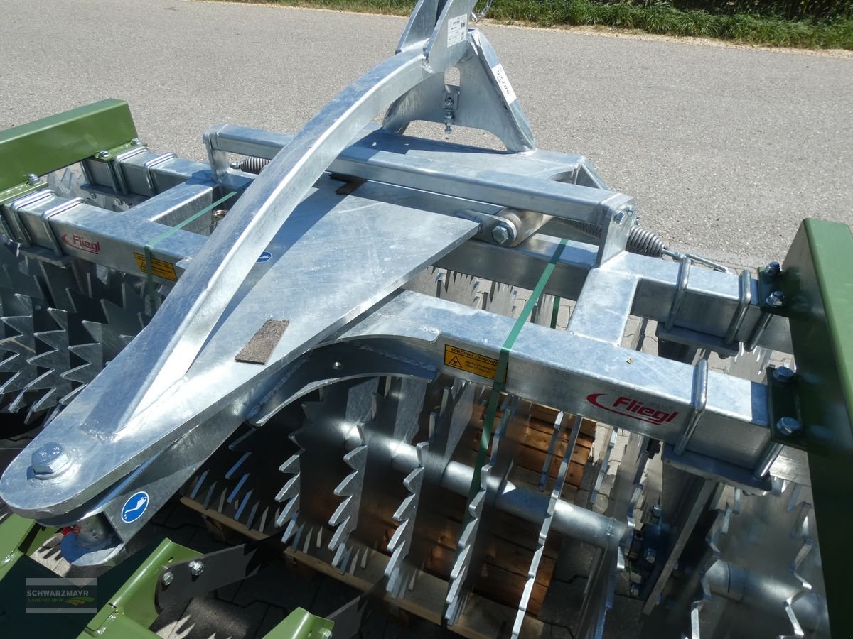 Packer & Walze des Typs Fliegl Profiwalze 3000/Messerwalze, Neumaschine in Gampern (Bild 11)