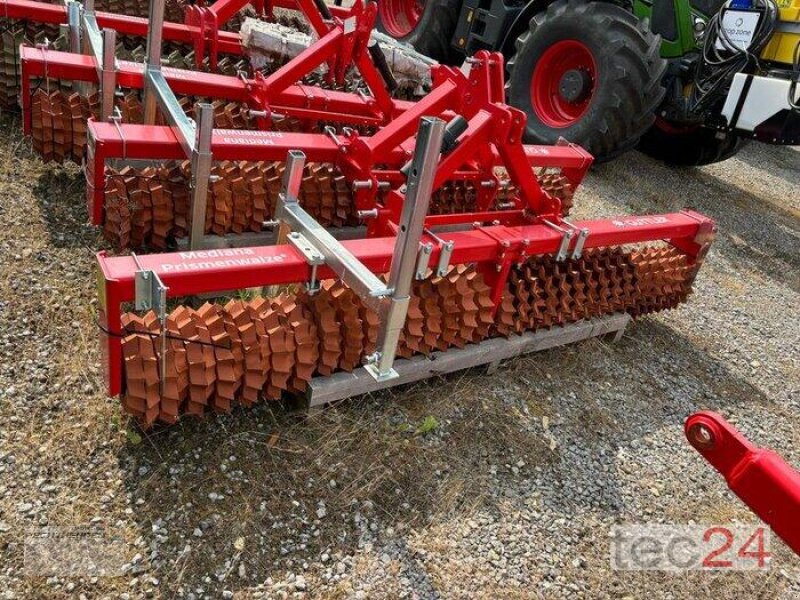 Packer & Walze des Typs Güttler Mediana 30, Neumaschine in Wegberg (Bild 1)