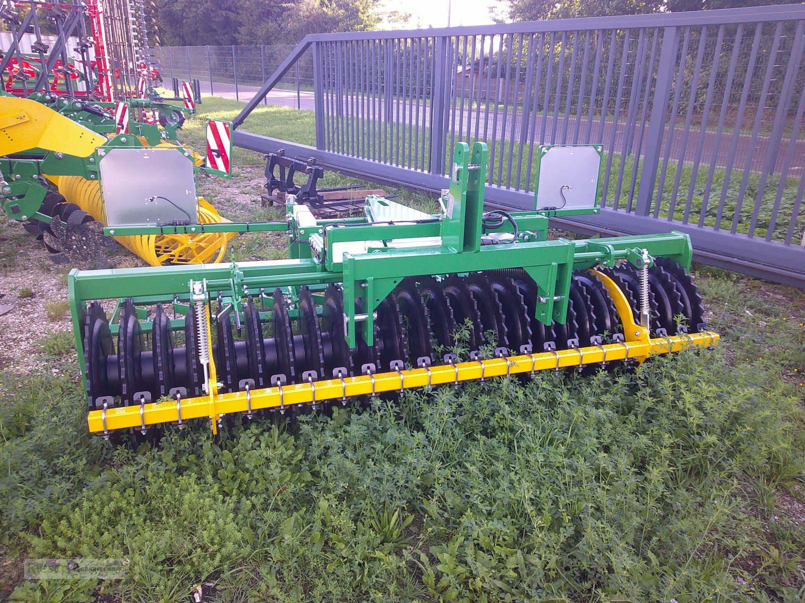 Packer & Walze des Typs Kerner FP 300 Frontpacker, Walze ICW, Messeregge, Frühbezug 8 % Sonderrabatt, Neumaschine in Nördlingen (Bild 1)