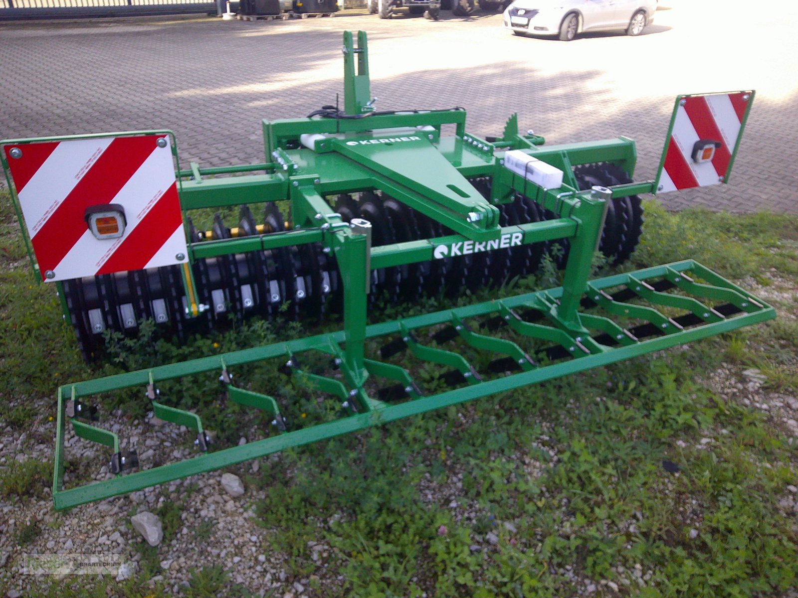 Packer & Walze des Typs Kerner FP 300 Frontpacker, Walze ICW, Messeregge, Frühbezug 8 % Sonderrabatt, Neumaschine in Nördlingen (Bild 2)