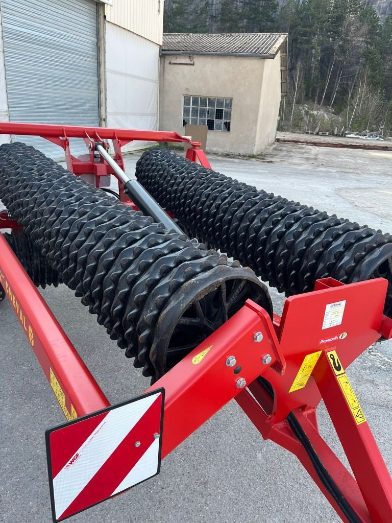 Packer & Walze des Typs Kverneland ACTIROLL 830, Gebrauchtmaschine in Lérouville (Bild 8)