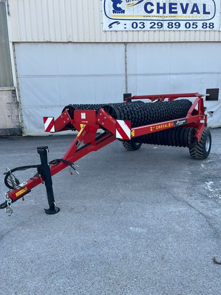 Packer & Walze des Typs Kverneland ACTIROLL 830, Gebrauchtmaschine in Lérouville (Bild 2)