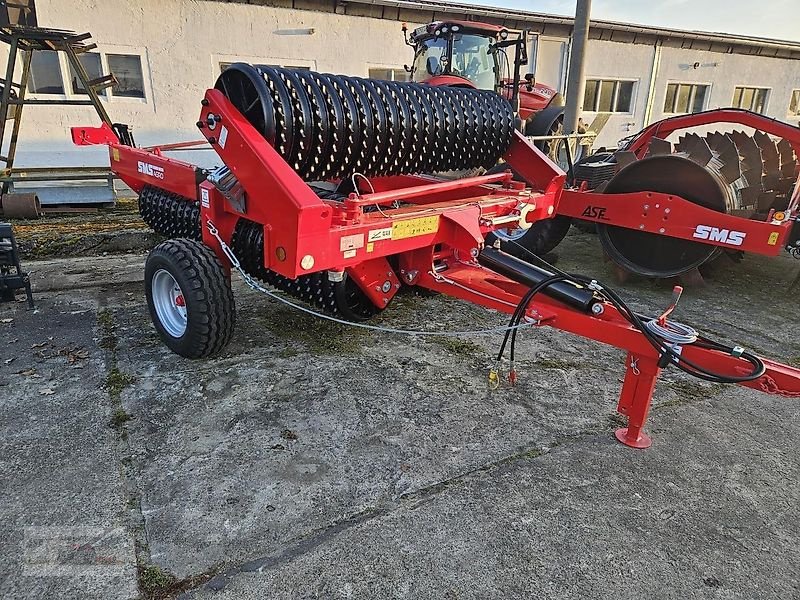 Packer & Walze des Typs SMS Teran 700, Neumaschine in Flessau (Bild 3)