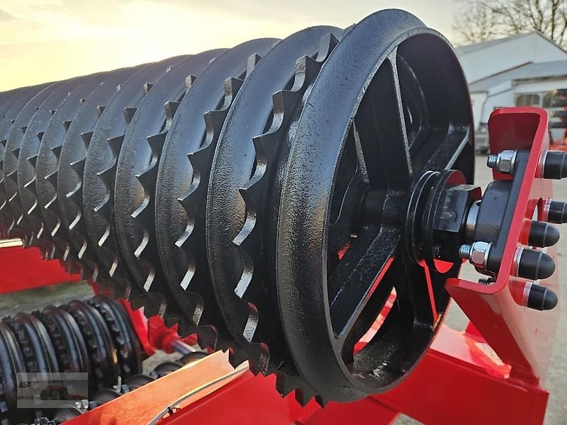 Packer & Walze des Typs SMS Teran 700, Neumaschine in Flessau (Bild 8)