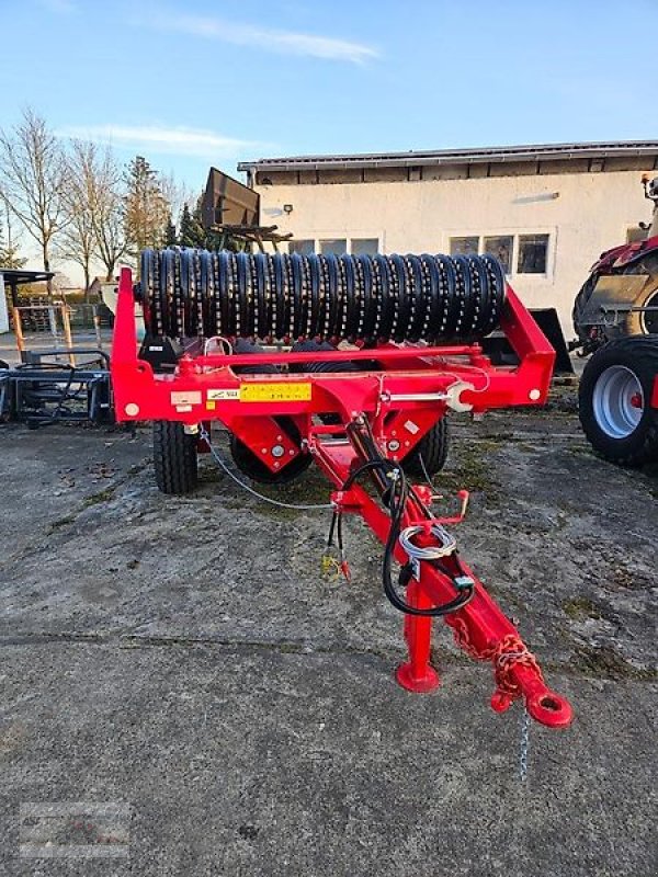 Packer & Walze des Typs SMS Teran 700, Neumaschine in Flessau (Bild 2)