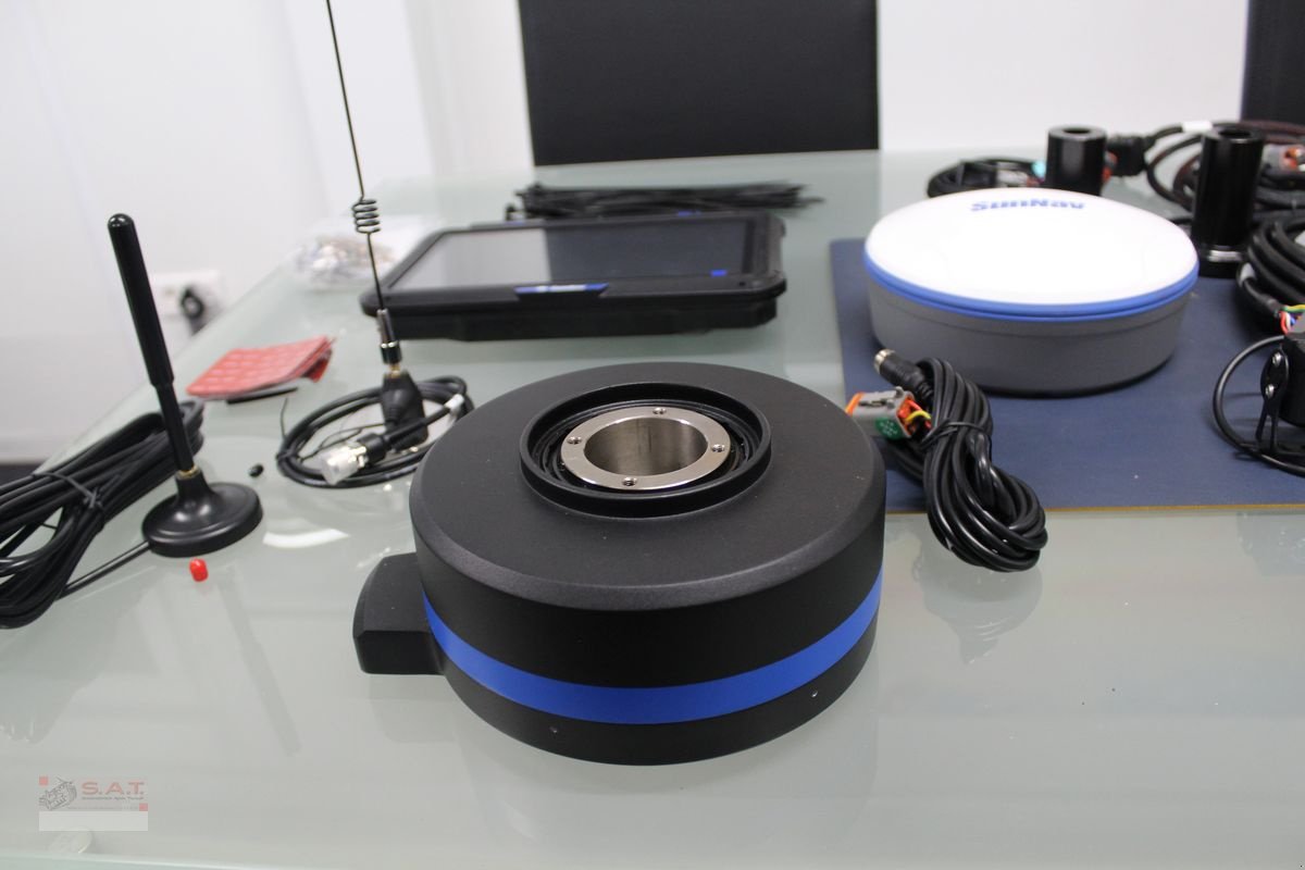 Parallelfahr-System of the type Sonstige AKTION-SunNav Lenksystem RTK Komplett-S.A.T., Neumaschine in Eberschwang (Picture 1)