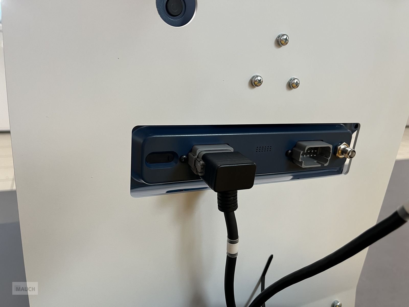 Parallelfahr-System of the type Sonstige Lenksystem / Spurführungssystem F200 od. F200Max, Neumaschine in Burgkirchen (Picture 7)