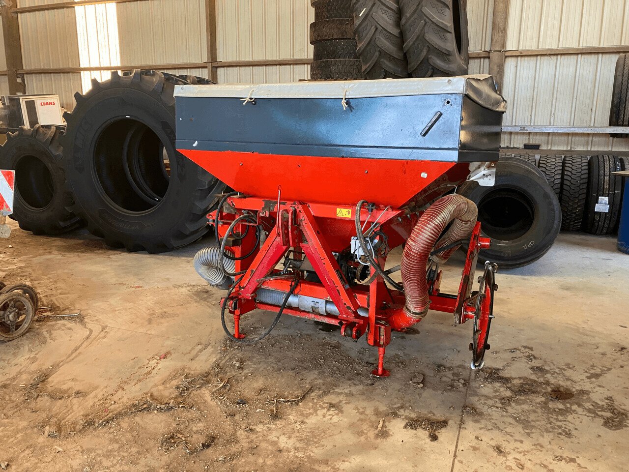 Pflanzmaschine от тип Kuhn TREMIE FRONTALE, Gebrauchtmaschine в PONTIVY (Снимка 1)