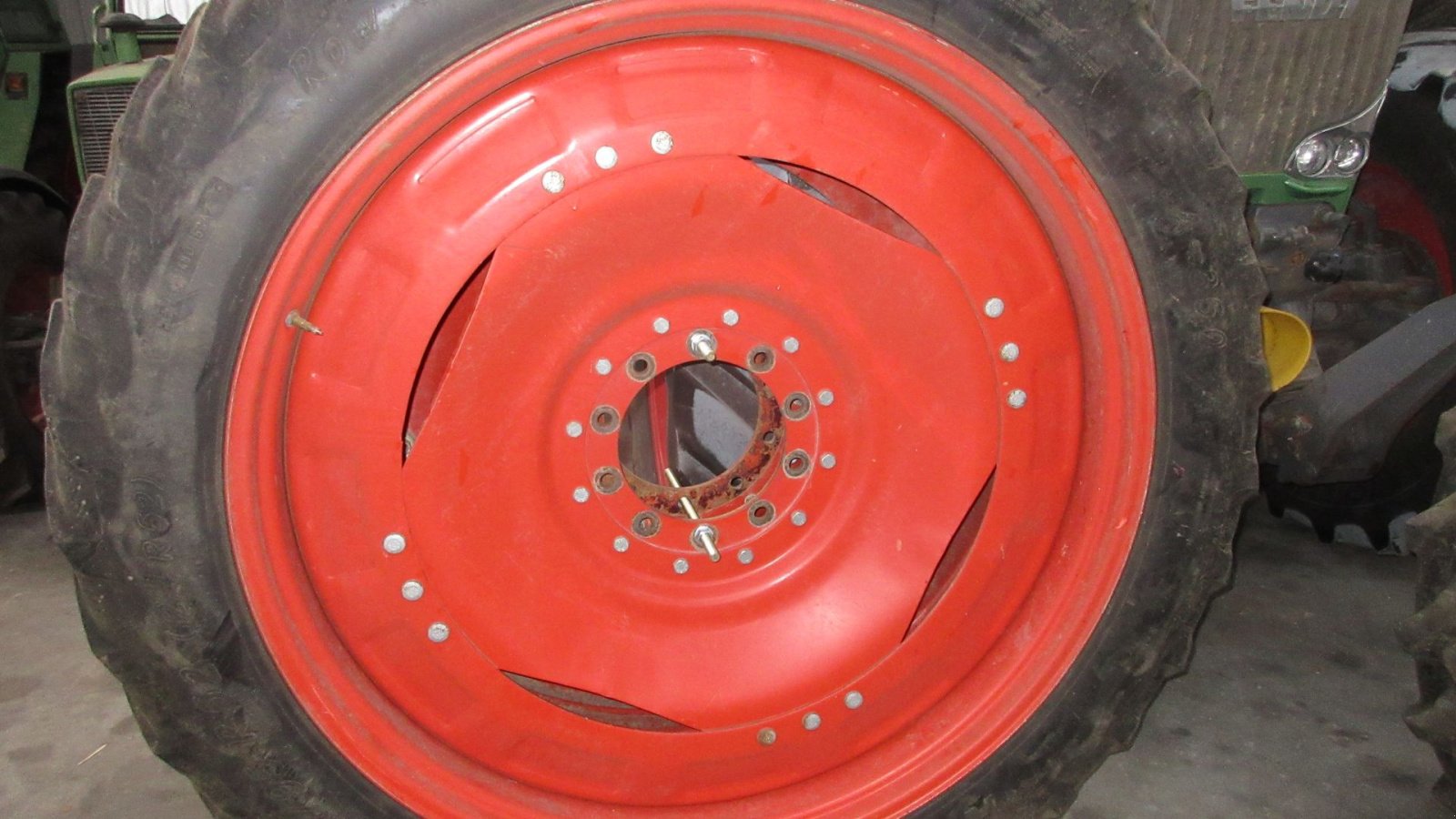 Pflegerad des Typs Alliance 300/95R52 + 12,4 R 36, Gebrauchtmaschine in Vildbjerg (Bild 1)