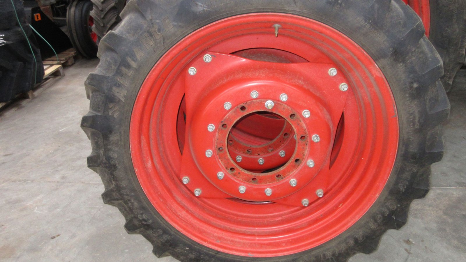 Pflegerad des Typs Alliance 300/95R52 + 12,4 R 36, Gebrauchtmaschine in Vildbjerg (Bild 2)