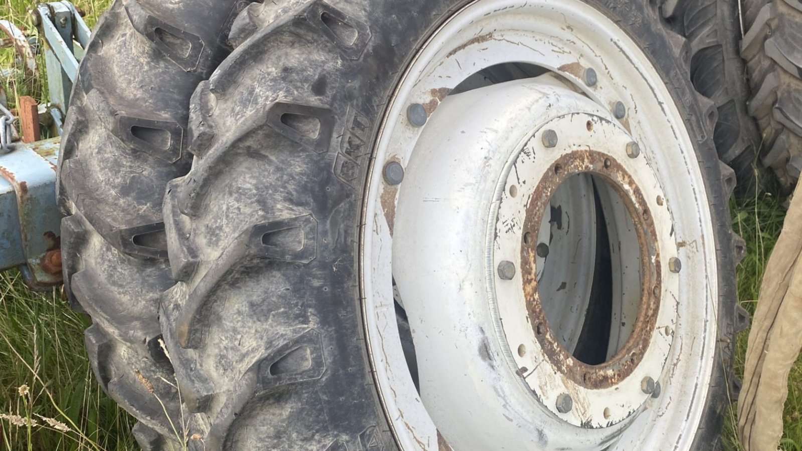 Pflegerad des Typs BKT 230/95R44(9.58R44)+8.3-32, Gebrauchtmaschine in øster ulslev (Bild 2)