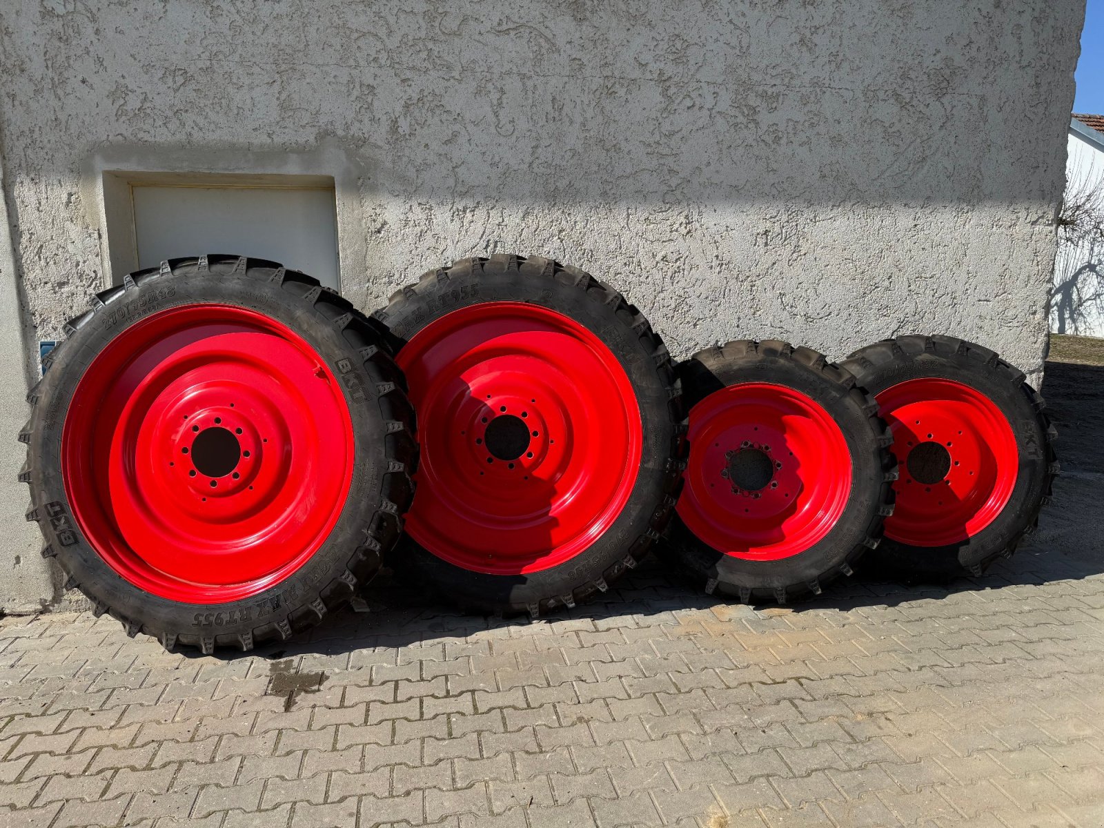 Pflegerad des Typs BKT 270/95 R 48, Gebrauchtmaschine in Straubing (Bild 1)