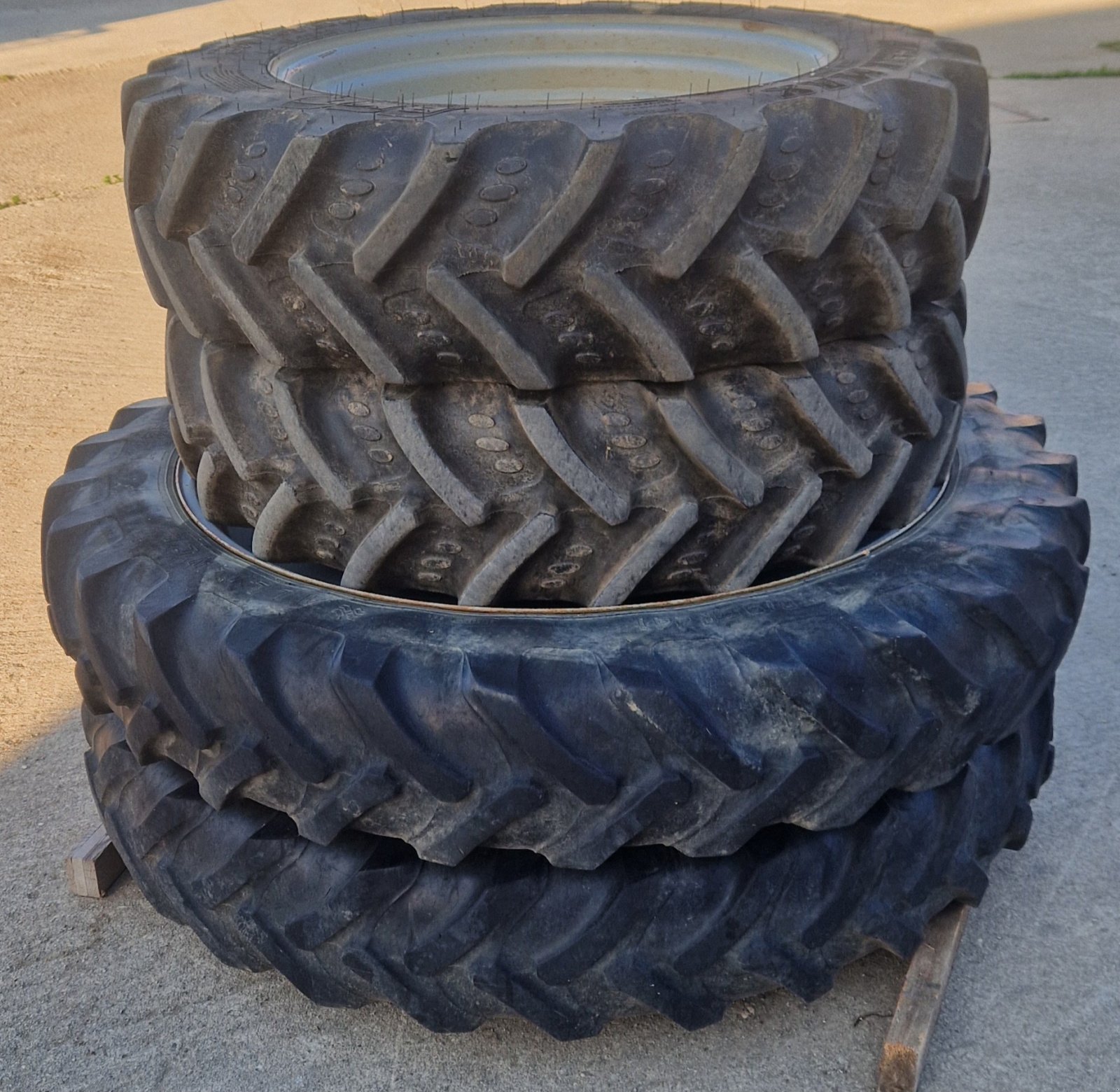 Pflegerad of the type BKT 280/85R28 270/95R44 Pflegeräder komopletter Satz IHC, Gebrauchtmaschine in Palling (Picture 1)