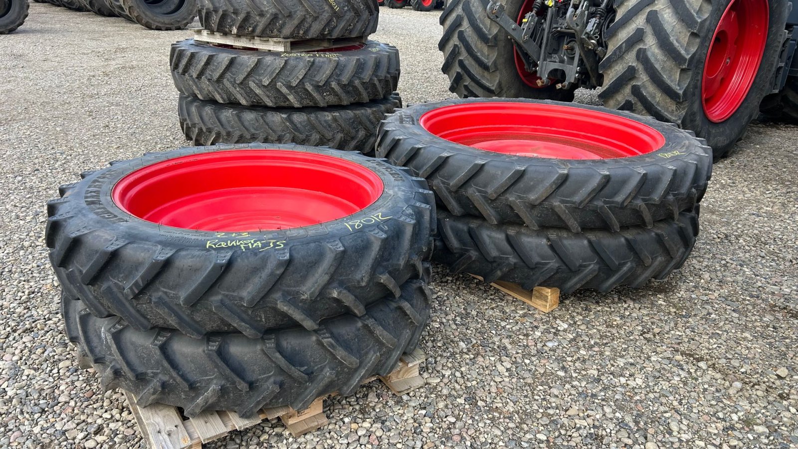 Pflegerad des Typs BKT 300/95R52 + 270/95R38 - uds. nav bag 10+10 - kan kører over 2/3 rækker majs, Gebrauchtmaschine in Rødekro (Bild 1)