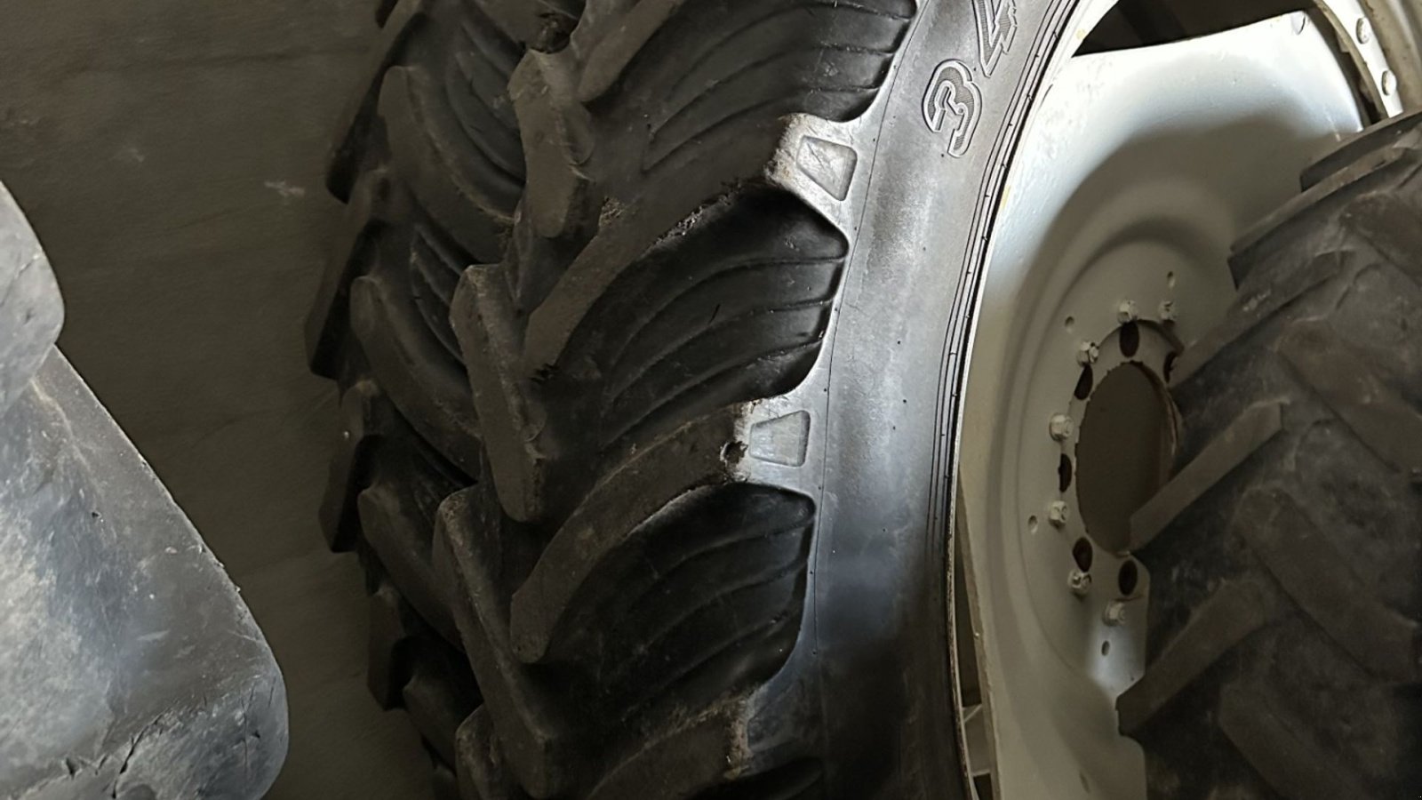 Pflegerad del tipo GoodYear 340/85R48 og 270/95R36, Gebrauchtmaschine en øster ulslev (Imagen 2)