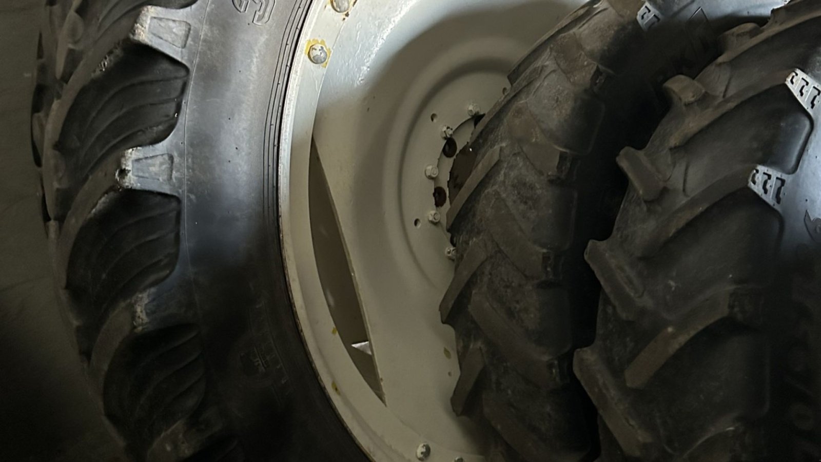 Pflegerad del tipo GoodYear 340/85R48 og 270/95R36, Gebrauchtmaschine en øster ulslev (Imagen 4)