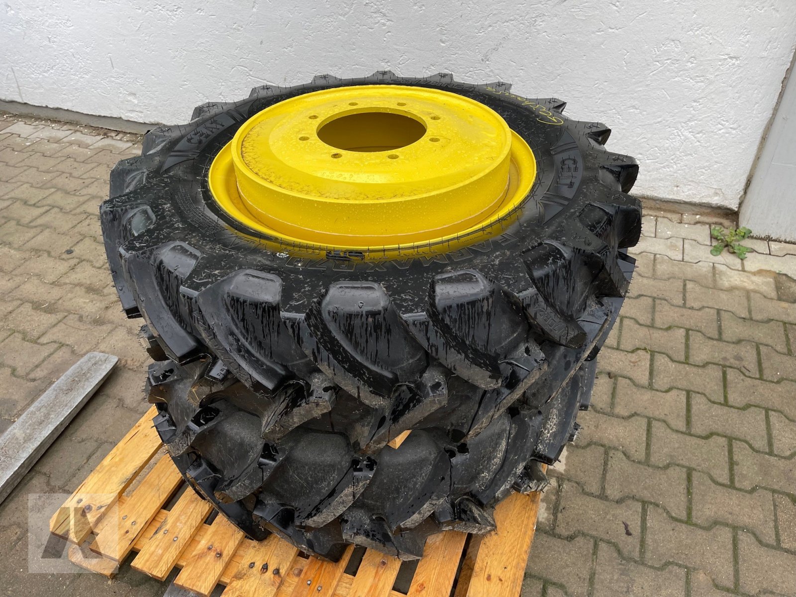 Pflegerad des Typs John Deere 2 Stück 320/70R24 CEAT, Neumaschine in Eggenfelden (Bild 1)
