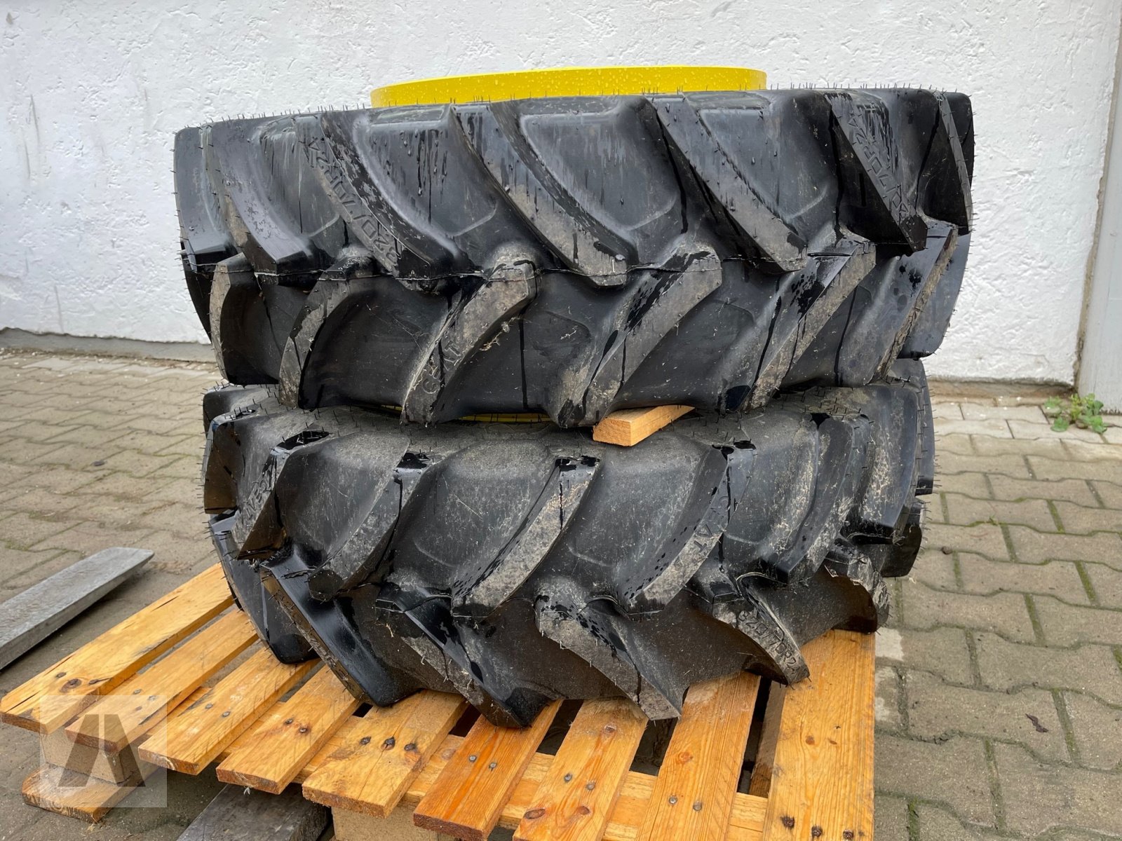 Pflegerad des Typs John Deere 2 Stück 320/70R24 CEAT, Neumaschine in Eggenfelden (Bild 2)