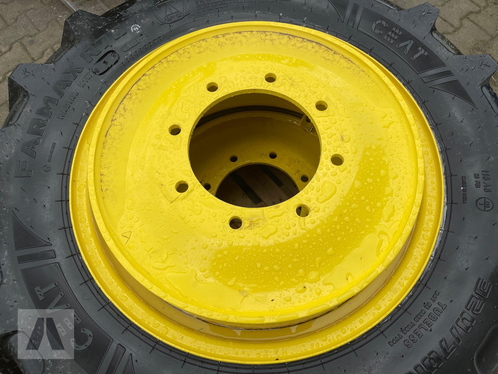 Pflegerad des Typs John Deere 2 Stück 320/70R24 CEAT, Neumaschine in Eggenfelden (Bild 3)