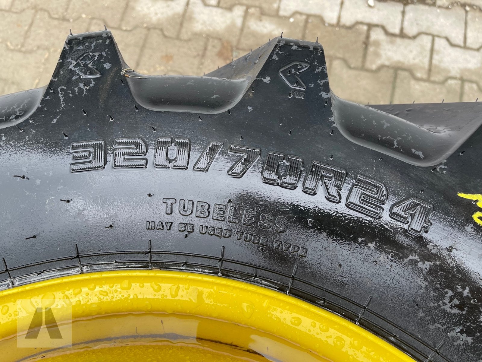 Pflegerad des Typs John Deere 2 Stück 320/70R24 CEAT, Neumaschine in Eggenfelden (Bild 4)