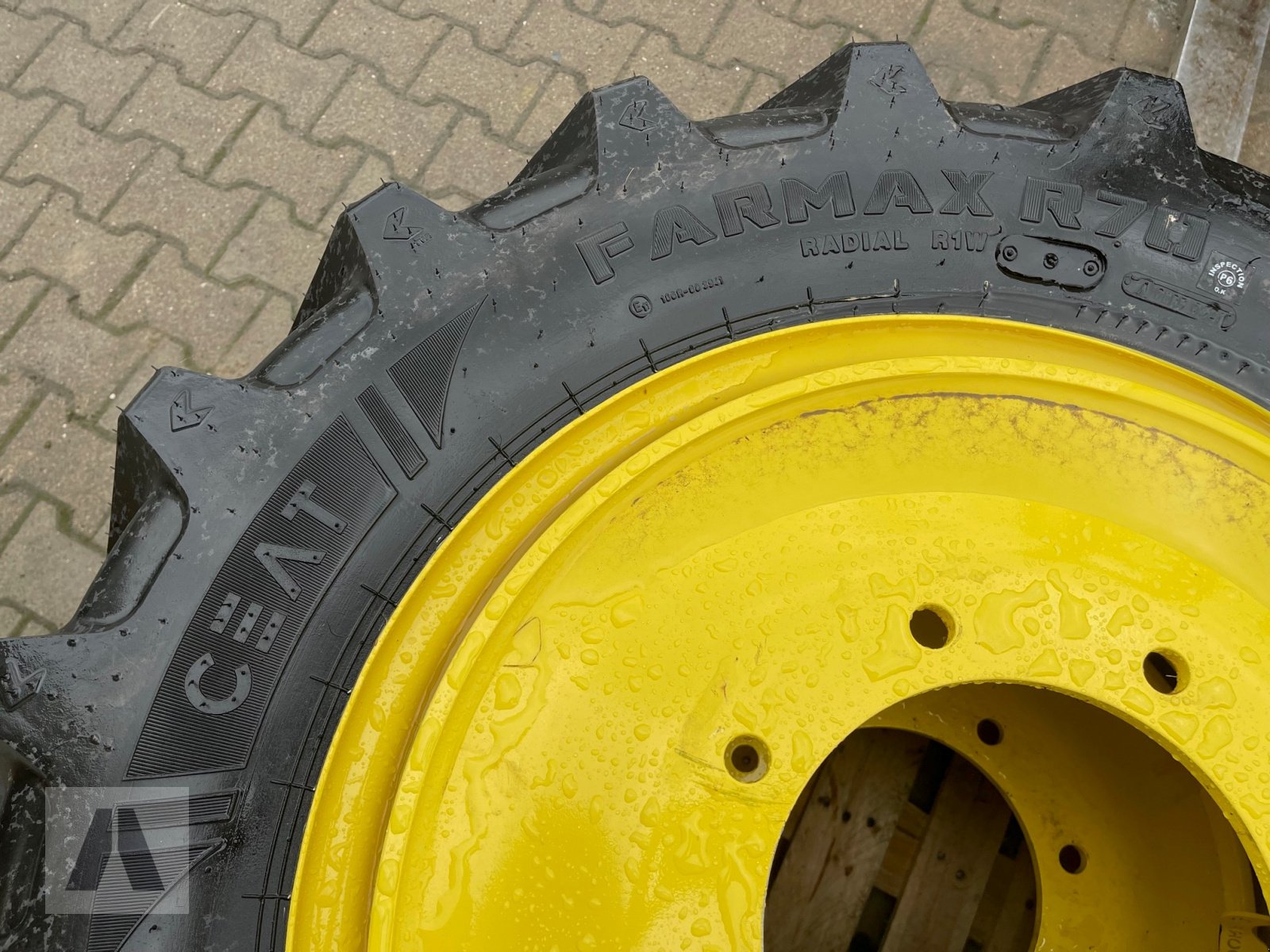 Pflegerad des Typs John Deere 2 Stück 320/70R24 CEAT, Neumaschine in Eggenfelden (Bild 5)
