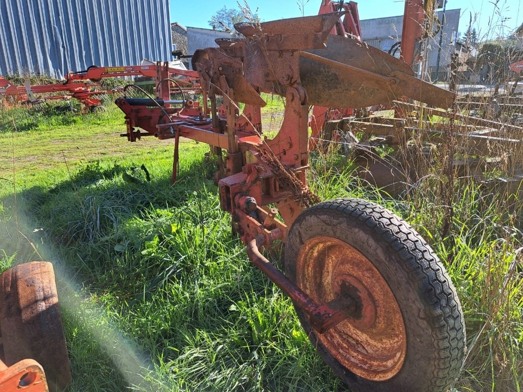 Pflug des Typs Case IH 135, Gebrauchtmaschine in COGNAC LA FORET (Bild 1)