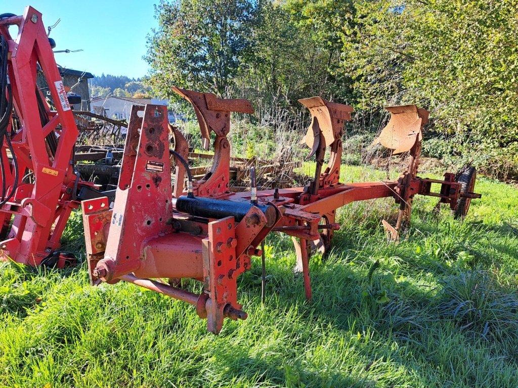 Pflug des Typs Case IH 135, Gebrauchtmaschine in COGNAC LA FORET (Bild 3)
