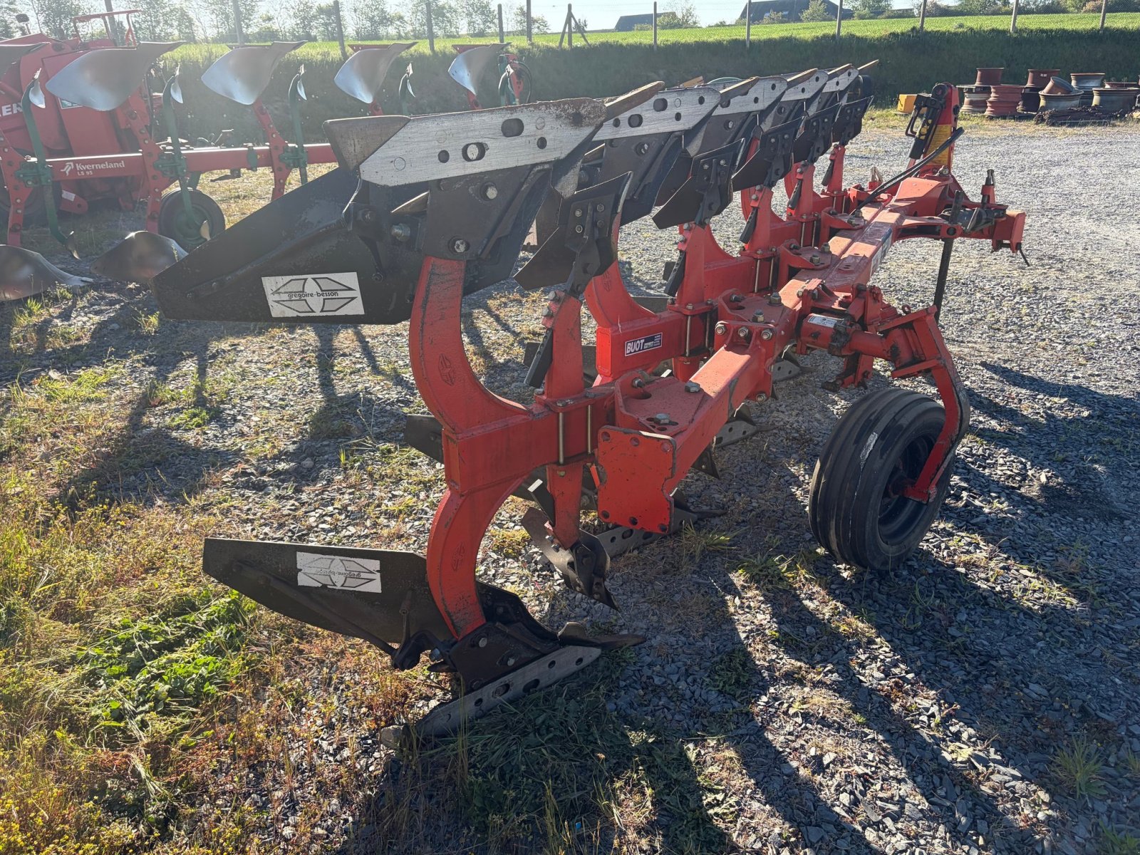 Pflug Türe ait Gregoire-Besson Charrue RB41 . Gregoire Besson, Gebrauchtmaschine içinde SAINT CLAIR SUR ELLE (resim 5)