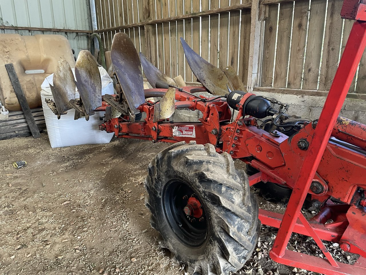 Pflug des Typs Gregoire SPERWY7, Gebrauchtmaschine in JOSSELIN (Bild 5)