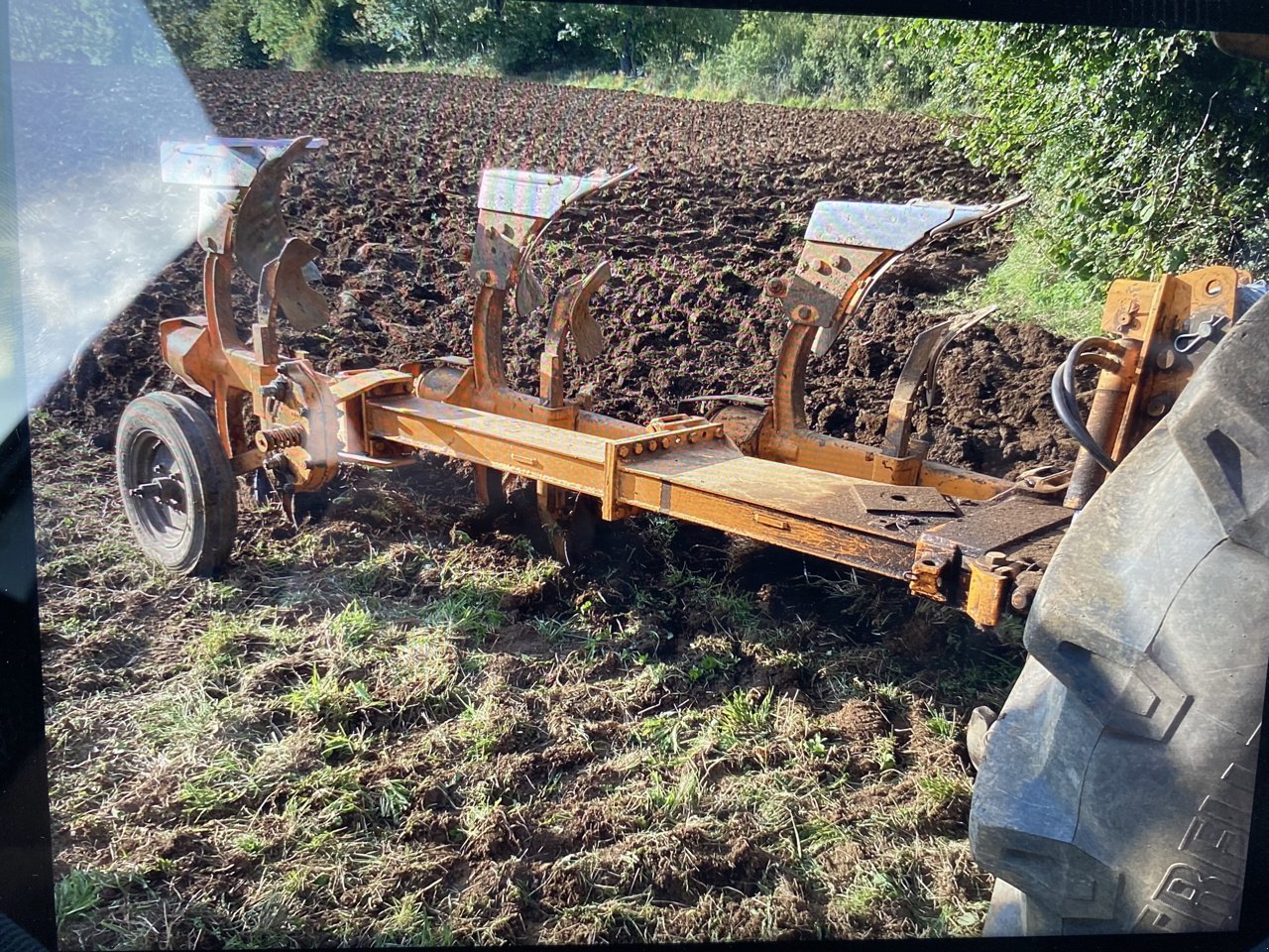 Pflug typu Huard 355, Gebrauchtmaschine v VERNOUX EN VIVARAIS (Obrázek 1)