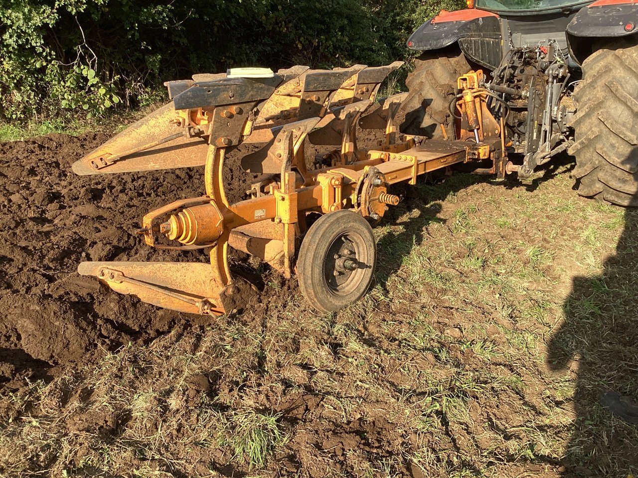 Pflug typu Huard 355, Gebrauchtmaschine v VERNOUX EN VIVARAIS (Obrázek 4)