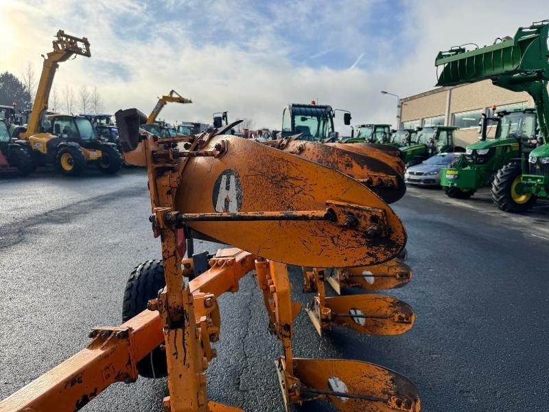 Pflug des Typs Huard 670, Gebrauchtmaschine in ESCAUDOEUVRES (Bild 10)