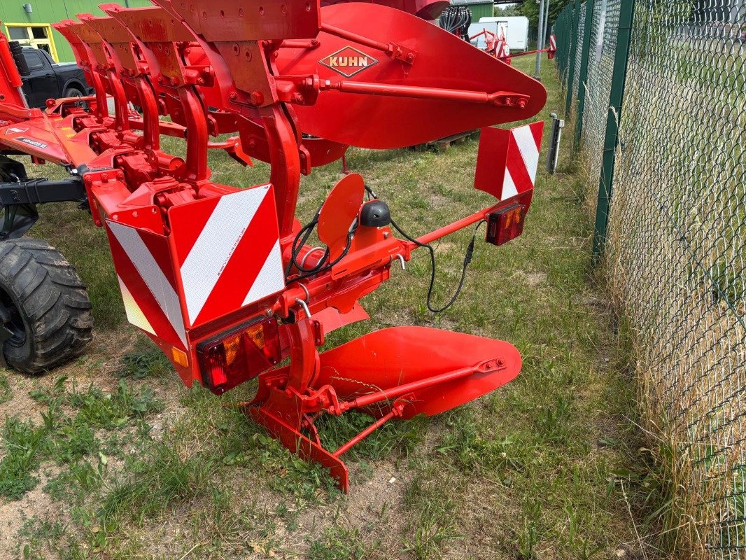 Pflug Türe ait Kuhn Vari-Master 153 5 (4E+1), Neumaschine içinde Plau am See / OT Klebe (resim 3)