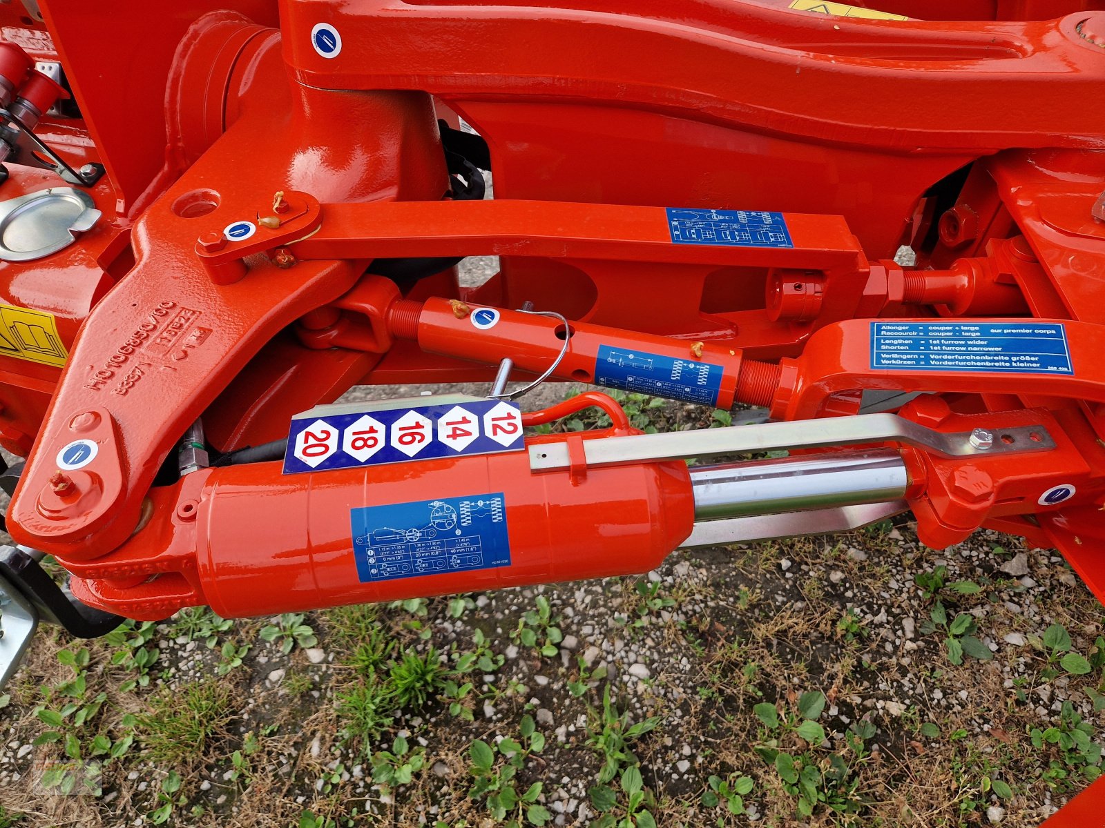 Pflug Türe ait Kuhn Vari Master 153, Neumaschine içinde Pfoerring (resim 4)