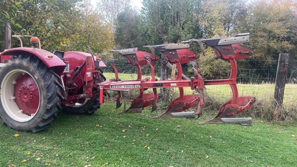 Pflug du type Massey Ferguson 366, Gebrauchtmaschine en BRACHY (Photo 1)