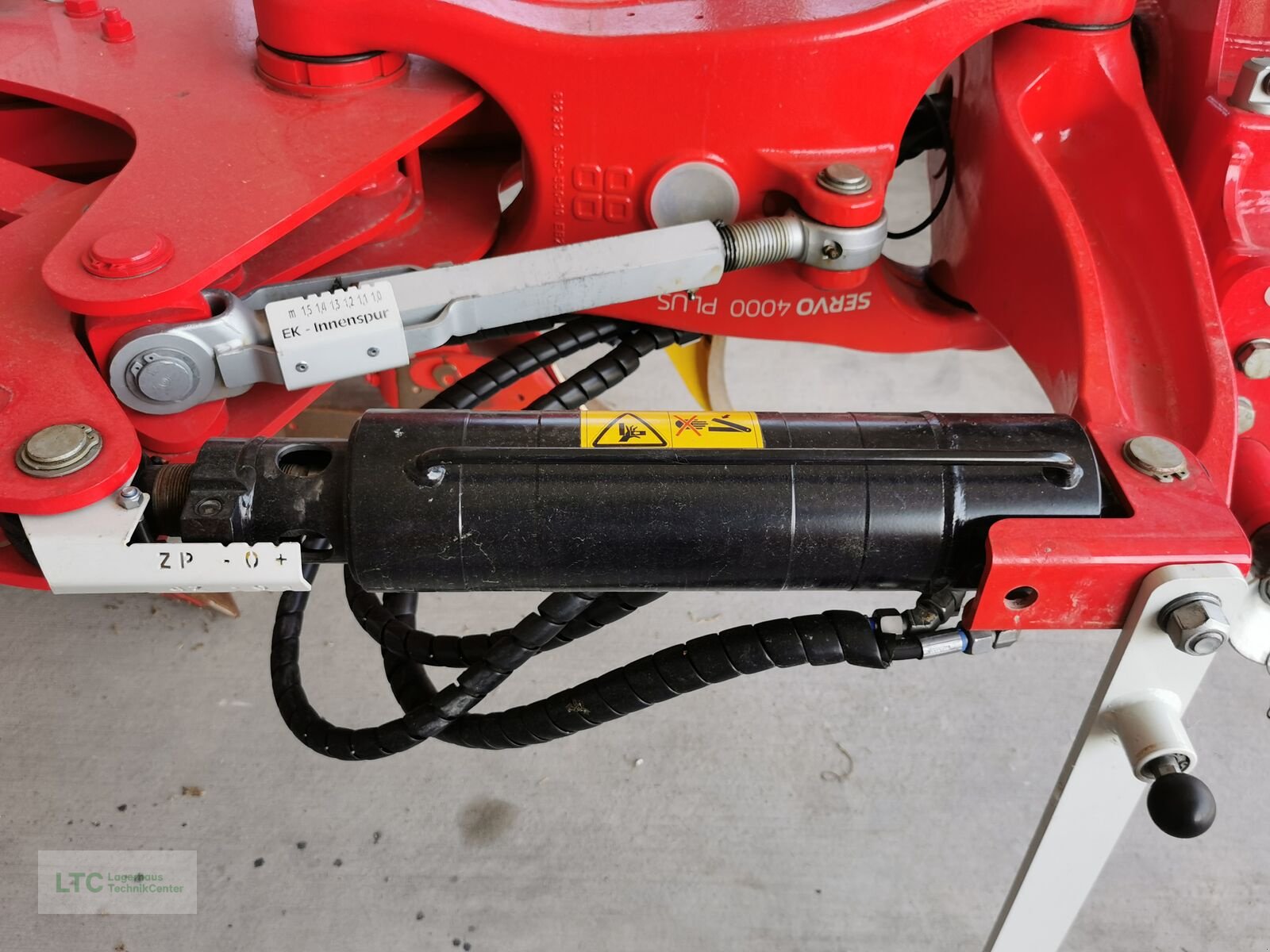 Pflug des Typs Pöttinger Servo 4000 Plus, Vorführmaschine in Redlham (Bild 9)