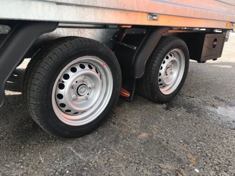 PKW-Anhänger des Typs Böckmann Dreiseitenkipper DK-ST 3218/35P, Neumaschine in Tamsweg (Bild 10)