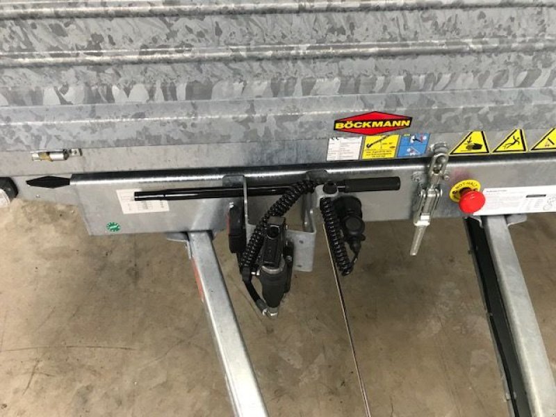 PKW-Anhänger des Typs Böckmann Dreiseitenkipper DK-ST 3718/35P, Neumaschine in Tamsweg (Bild 8)