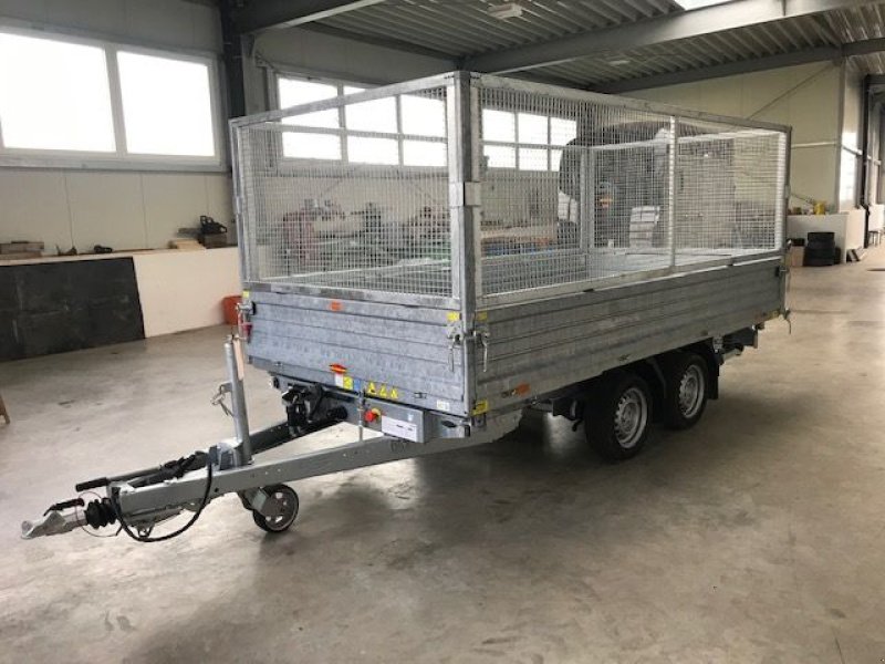 PKW-Anhänger des Typs Böckmann Dreiseitenkipper DK-ST 3718/35P, Neumaschine in Tamsweg (Bild 1)