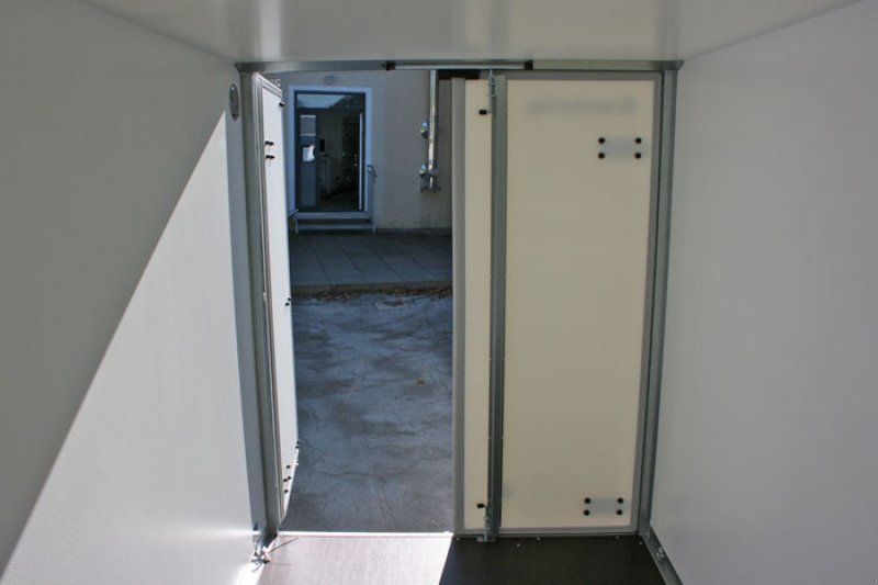 PKW-Anhänger des Typs Brenderup Tandem Kofferanhänger CD300T, Neumaschine in Anif-Niederalm (Bild 10)