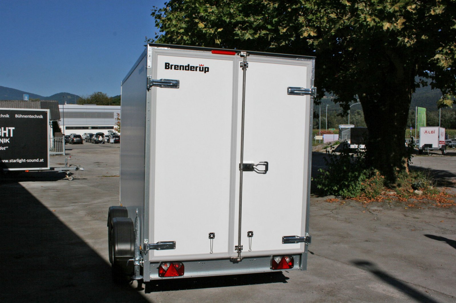 PKW-Anhänger des Typs Brenderup Tandem Kofferanhänger CD300T, Neumaschine in Anif-Niederalm (Bild 13)