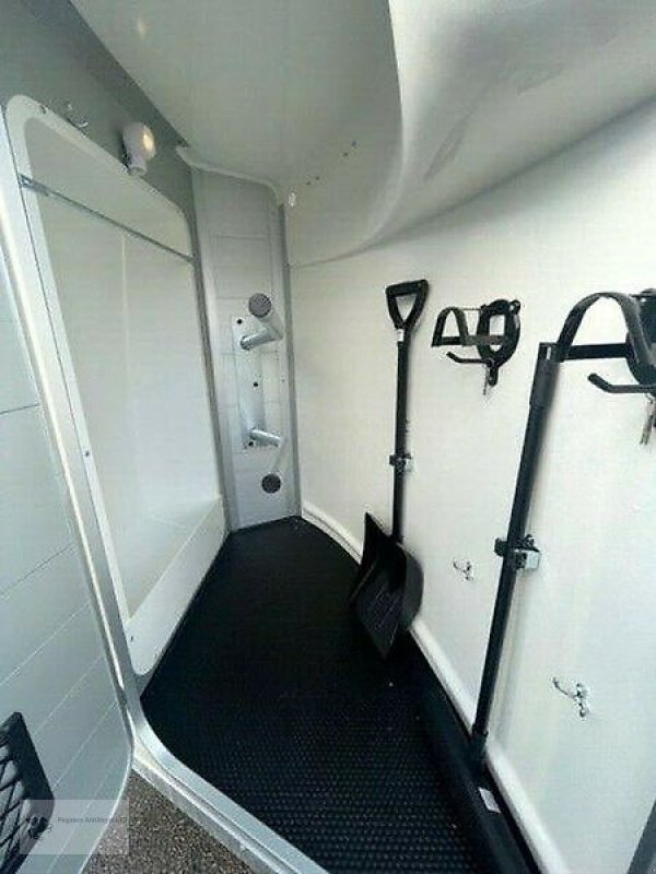 PKW-Anhänger des Typs Humbaur *XANTHOS AERO* ALUBODEN Sattelkammer Pferdeanhänger NEU, Neumaschine in Gevelsberg (Bild 9)