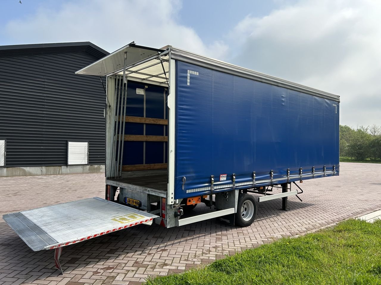 PKW-Anhänger typu Sonstige Be oplegger 5.5 ton schuifzeilen Veldhuizen met laadklep 1000 kg, Gebrauchtmaschine v Putten (Obrázek 1)