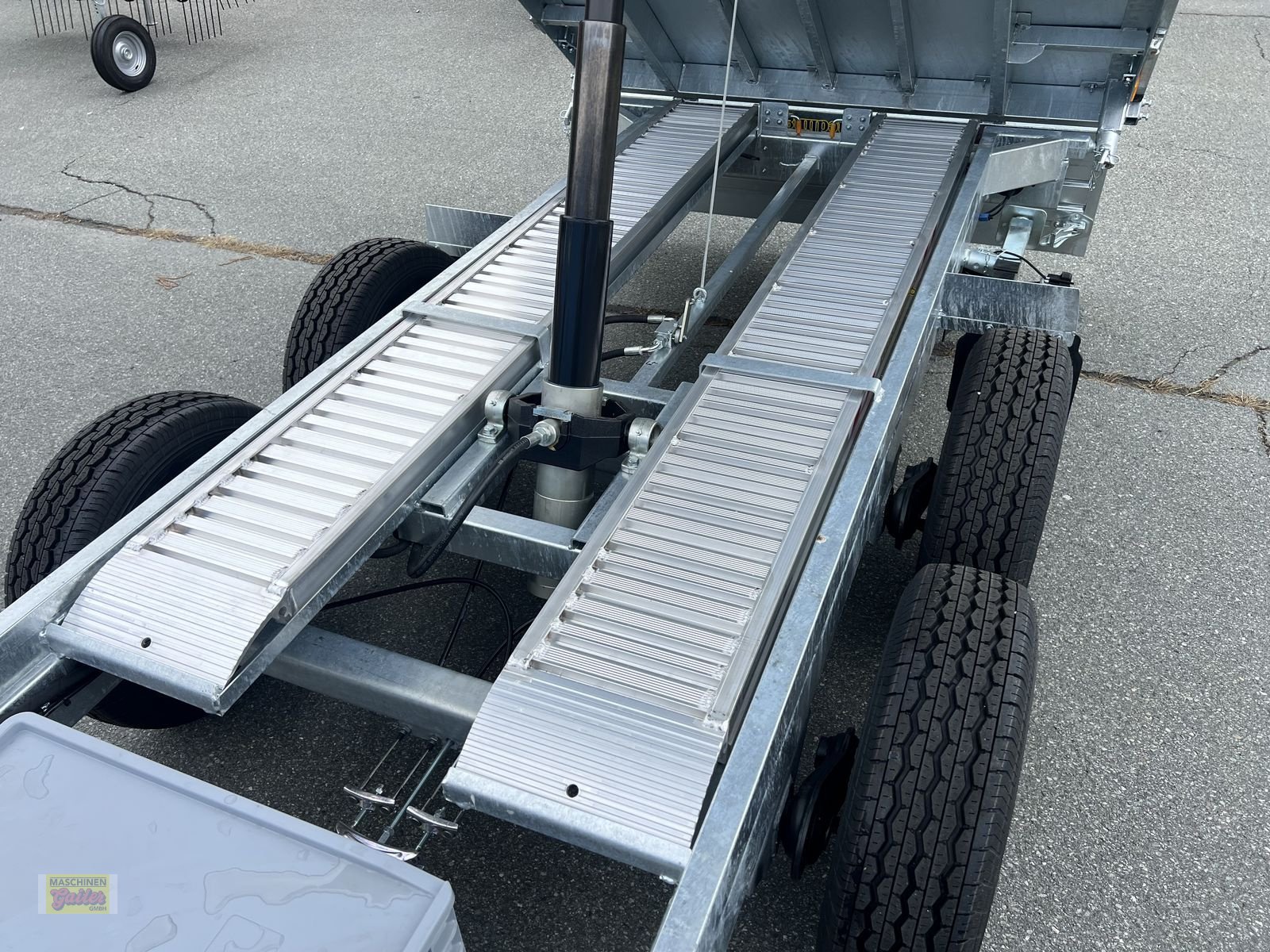 PKW-Anhänger типа Sonstige Hochedlinger-Dreiseitenkipper TH-3SKE 35 37 17, Neumaschine в Kötschach (Фотография 7)