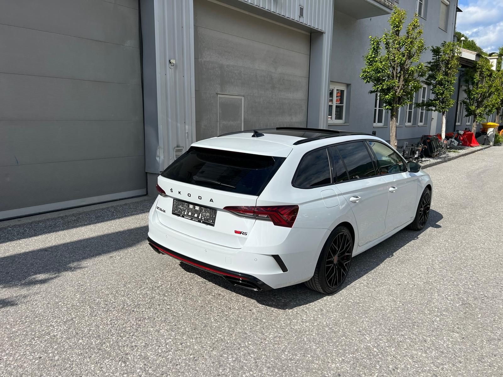 PKW/LKW Türe ait Sonstige Skoda Octavia Combi 2,0 TDI 4x4 RS DSG Kombi, Gebrauchtmaschine içinde Burgkirchen (resim 25)