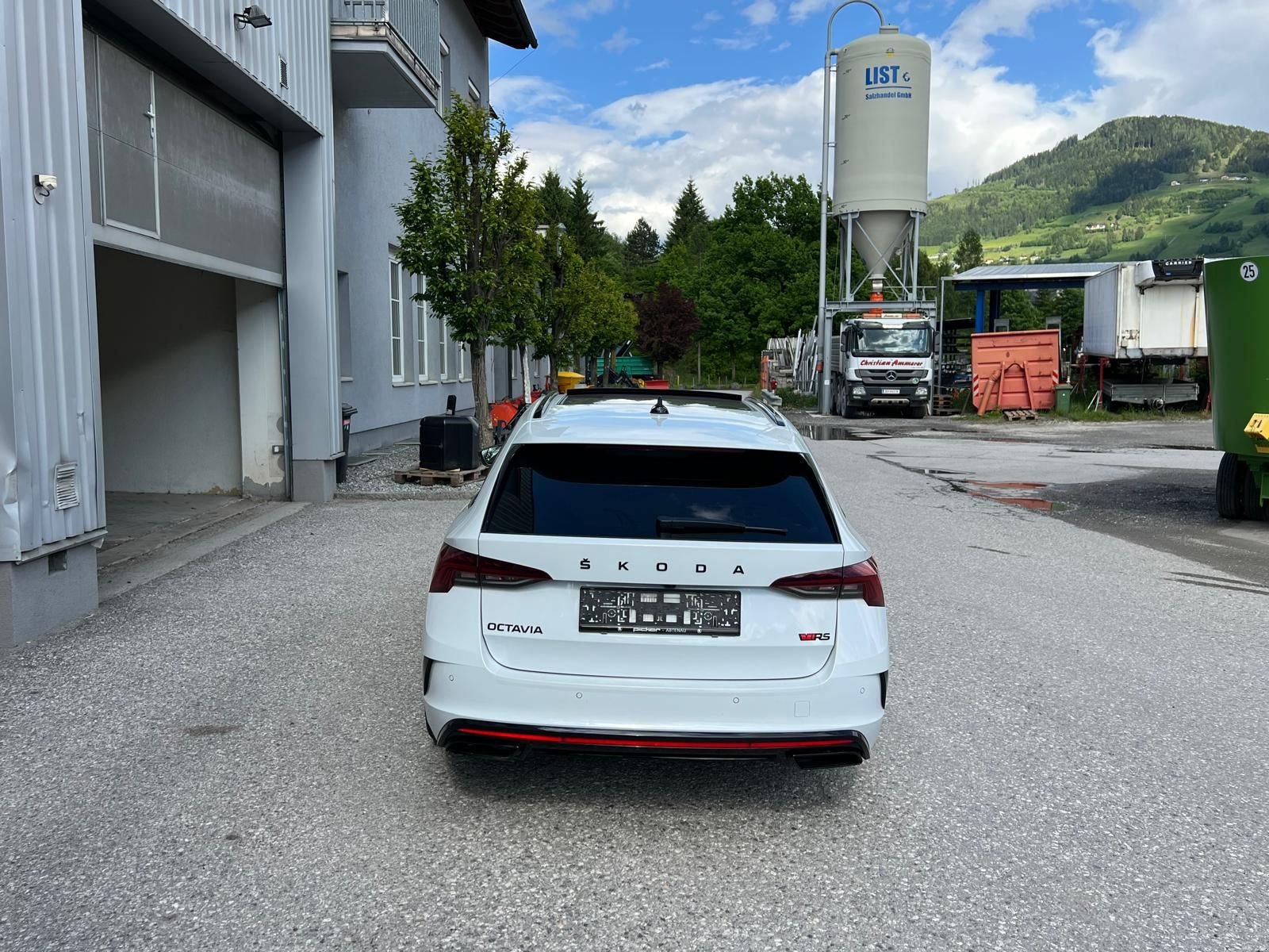 PKW/LKW Türe ait Sonstige Skoda Octavia Combi 2,0 TDI 4x4 RS DSG Kombi, Gebrauchtmaschine içinde Burgkirchen (resim 10)